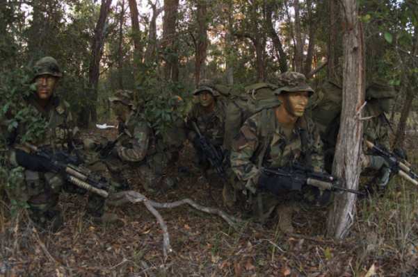 800px-US_Marines_on_reconnaissance_exercise_2003.jpg